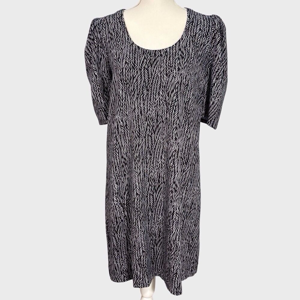 Chicos Size 2 Large Knit Shift Dress Black White Abstract Scoop Neck Puff Sleeve
